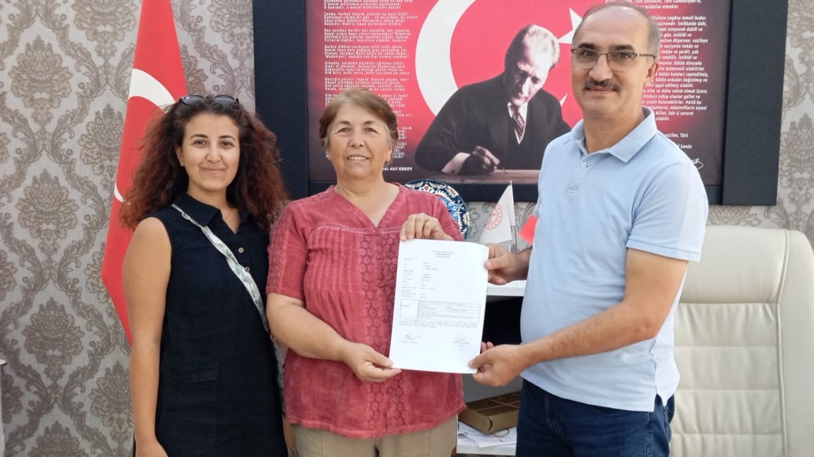 58 yaşında ortaokulu bitirdi.